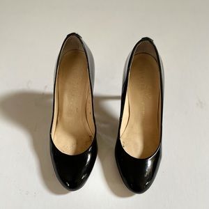 Black high-heels shoe